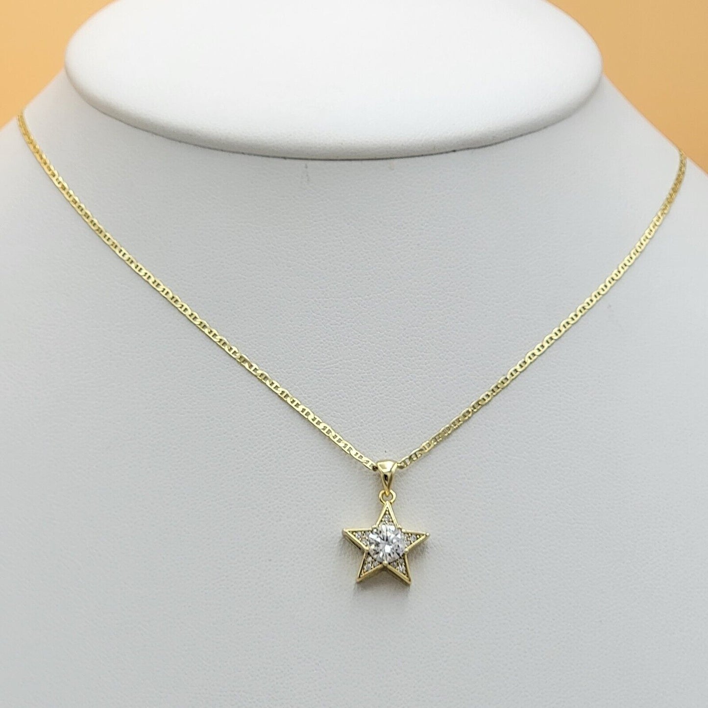 Necklaces - 14K Gold Plated. Shiny Star Pendant & Chain.