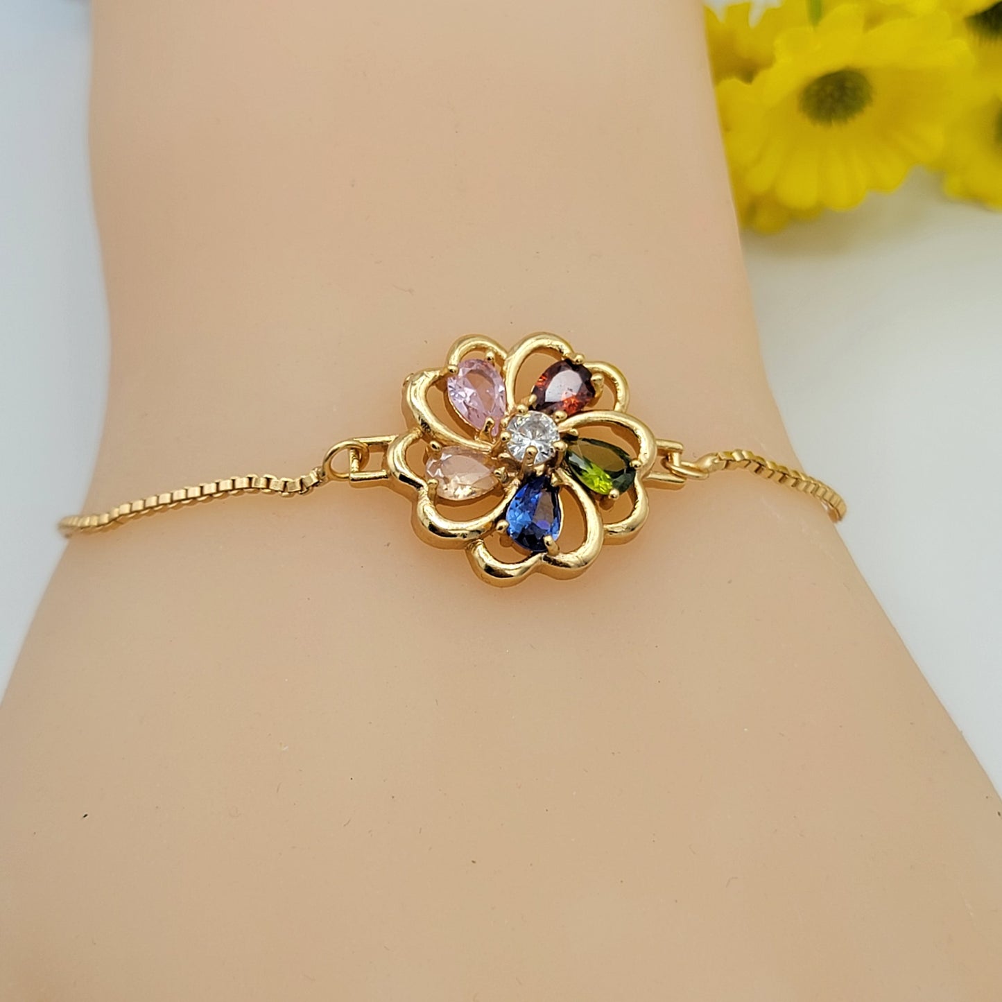 Bracelets - 18K Gold Plated. Flower Adjustable Bracelet.